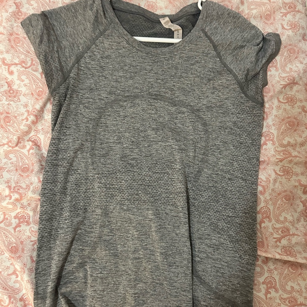 lululemon athletica Heathered Gray Short Sleeve Tee